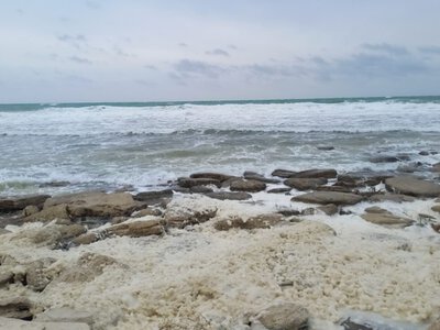 Лодку с людьми унесло в море из-за сильного ветра на Каспии