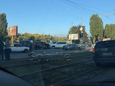 В Каменском во время спецоперации КОРД автомобиль врезался в столб: видео момента ДТП