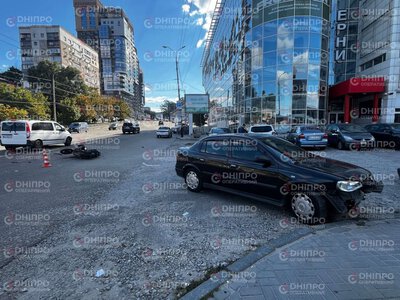 В Днепре возле ТЦ «Приозерный» столкнулись Yamaha и Opel, есть пострадавший