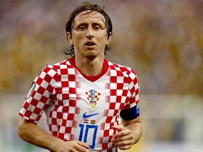 AS призвал зрителей стадиона в Севилье встретить игрока соперника сборной Испании овацией стоя
