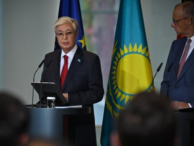 Токаев в Берлине назвал Путина «выдающимся деятелем», Мерц заявил о поддержке Украины