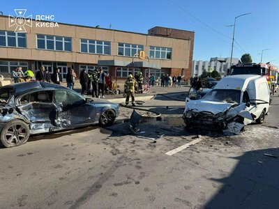 Жесткое ДТП в Киеве: спасатели деблокировали троих пострадавших