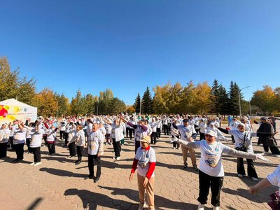Около 150 пенсионеров вышли на флешмоб ко Дню пожилых людей в Астане
