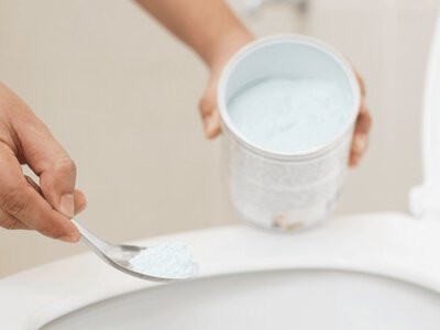 Що засипати в унітаз на ніч, щоб легше прибрати наліт і запах