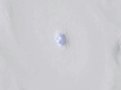Ураган «Поло» з космосу: супутник NOAA побачив блискавки просто всередині ока циклону