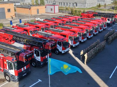  Пожарным Астаны передали новую технику и экипировку 