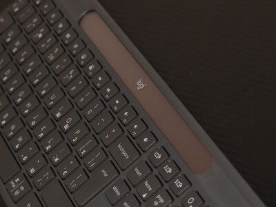 Logitech Signature Slim Solar+ K980 – беспроводная клавиатура на солнечном аккумуляторе