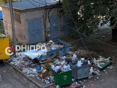 Поймали с поличным: в Днепре из грузовика «Укрпочты» выбрасывали строительный мусор во дворах