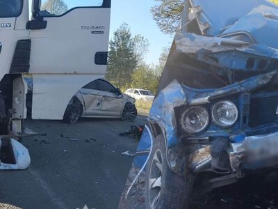 В Закарпатье грузовик врезался в очередь автомобилей у пункта пропуска ГПСУ: есть погибший