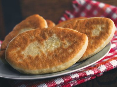 Тесто – как пух, а внутри море сока: домашние беляши с мясом, которые исчезают прямо со сковородки