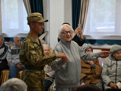 Военнослужащие поздравили представителей старшего поколения с Днем пожилых людей