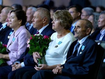 В Президентском центре города Астаны состоялась торжественная церемония награждения государственными наградами лучших представителей рабочих профессий из различных отраслей.