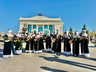 Активная жизнь, национальное искусство и дружба: в Астане прошел межрайонный флешмоб среди пожилых людей