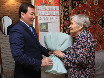 Асхат Шахаров поздравил ветеранов труда с Днем пожилых людей