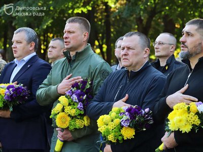 Мэр Филатов и руководитель ДнепрОВА Ганжа почтили память погибших воинов в День защитников и защитниц