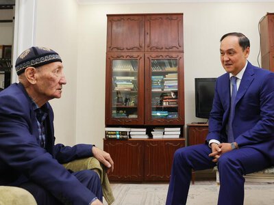 Қарттар күні: Ербол Қарашөкеев белгілі жазушы-драматург Елен Әлімжанның шаңырағына барды