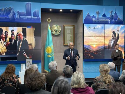 В Музее Алматы открылась выставка к 90-летию Олжаса Сулейменова