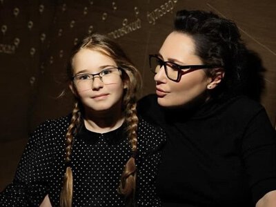 Олена Мозгова показала 11-річну Соломію та її нову картину з італійським пейзажем