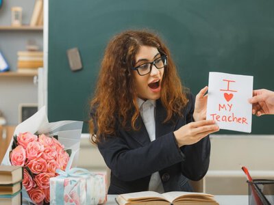 Стоит ли дарить что-то на День учителя: оригинальные идеи, как поздравить педагогов