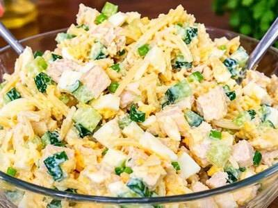 Больше никаких банальных закусок: хрустящий и нежный салат с курицей на каждый день и праздник