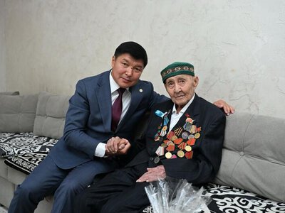 Аким города Ернат Бәзіл поздравил ветеранов ВОВ и тыла с Международным днем пожилых людей