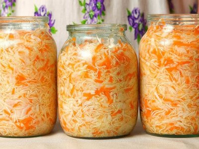 Больше не нужно ждать неделями: звонкая и хрустящая квашеная капуста в банке всего за 3 дня