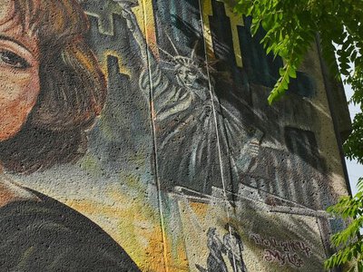В Николаеве на фасаде колледжа культуры появился мурал с изображением Квитки Цисик