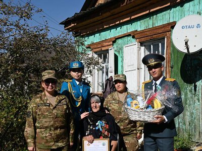 Военнослужащие поздравили ветеранов в Усть-Каменогорске и Туркестане