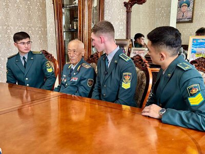 В Алматы курсанты военного института поздравили первого генерала войск связи Казахстана