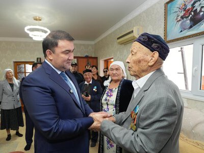 АКИМ ТУРКЕСТАНСКОЙ ОБЛАСТИ ПОСЕТИЛ ДОМА ВЕТЕРАНОВ ТЫЛА И ВЫРАЗИЛ ИМ ПОЧТЕНИЕ