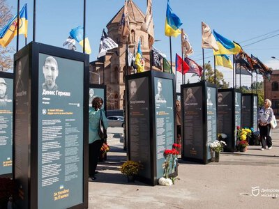 «Чтобы имя ни одного Героя не было забыто»: в Днепре открыли аллею памяти погибших защитников
