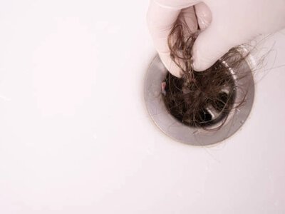 Вода в ванной перестала нормально сходить: как быстро прочистить ливень от волос