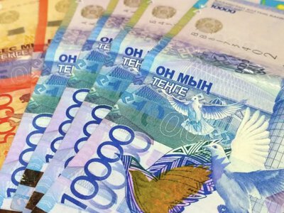  Тенге показывает рекордное укрепление к доллару при слабой поддержке Нацбанка 
