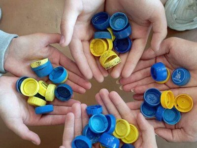 Не слід викидати пластикові кришки від пляшок: їх можна використати  удома