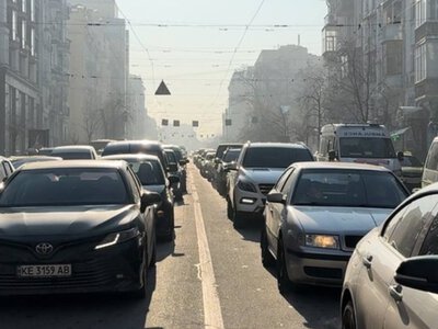 Дроновая атака заблокировала движение: в Киеве перекрыты мосты и километровые пробки