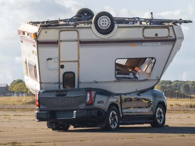 Toyota скинула на електричний Hilux 760-кілограмовий караван — і пікап після удару поїхав далі