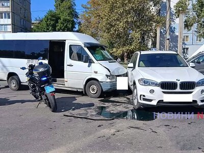 В Николаеве маршрутка столкнулась с BMW X5: движение на перекрестке затруднено