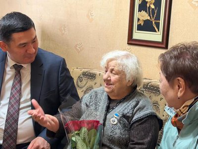 Аким города поздравил старшее поколение