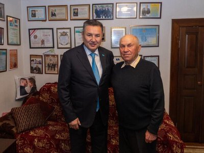 Аким ВКО побывал в гостях у ветерана труда Василия Ахаева