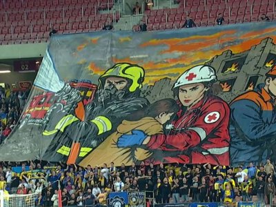 Болельщики на матче сборной Украины поблагодарили героев тыла невероятным баннером