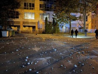 Центр Днепра снова под ударом: обломки упали у горсовета, загорелся бизнес-центр