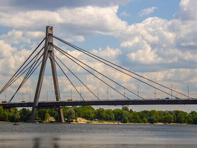 В Киеве перекрыли Северный мост после российской атаки — как курсирует общественный транспорт