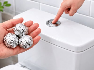 Кульки з фольги в бачку унітаза стали популярним лайфхаком: що насправді відбувається з водою