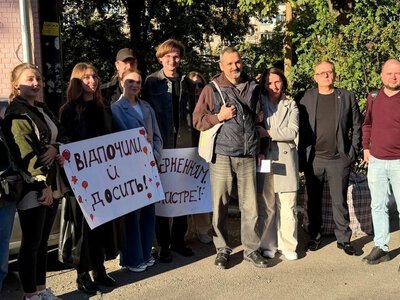 Режиссер Белоус, подозреваемый в сексуальном насилии над студентками, вышел из СИЗО