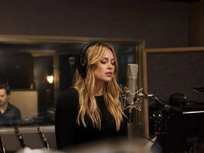 Гіларі Дафф записала CATastrophe для «The Cat in the Hat» і повернулася до великої попмузики