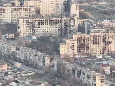 Пешком, на велосипедах и мопедах — Лубинец показал, как десятки людей пытаются выехать из Олешек