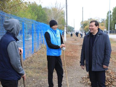Аким области встретился с жителями, принявшими участие в субботнике в селе Петропавловка