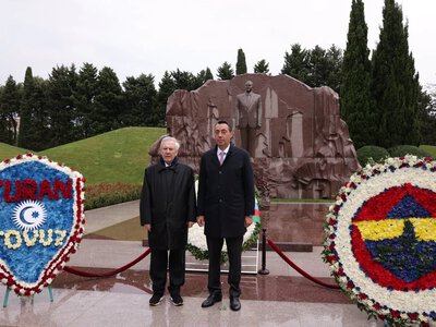 “Fənərbaxça” rəhbərliyi Heydər Əliyevin məzarını və Şəhidlər xiyabanını ziyarət etdi - FOTOLAR