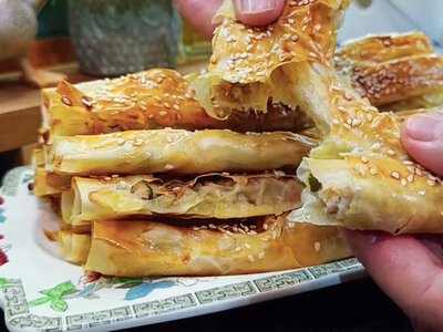 Ролліні з куркою та моцарелою: хрустке тісто філо і соковита начинка за 20 хвилин