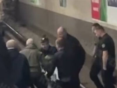 Полиция в метро Киева: пассажир спасли от смертельной опасности, - ВИДЕО